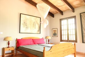 3 habitaciones, escritorio y tabla de planchar con plancha 