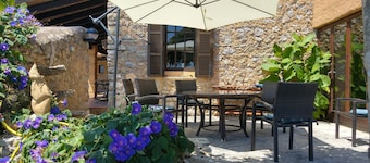 Wonderful traditional country house with large pool + WiFi in quiet surroundings