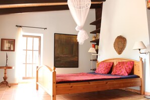 3 chambres, bureau, fer et planche à repasser, lit de bébé portatif