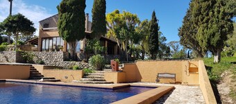 Wonderful traditional country house with large pool + WiFi in quiet surroundings