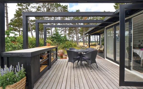 Outdoor dining - Gorgeous home in Ebeltoft with kitchen (Ebeltoft)