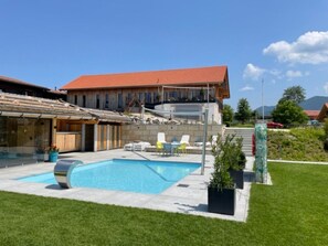 Una piscina al aire libre, una piscina climatizada
