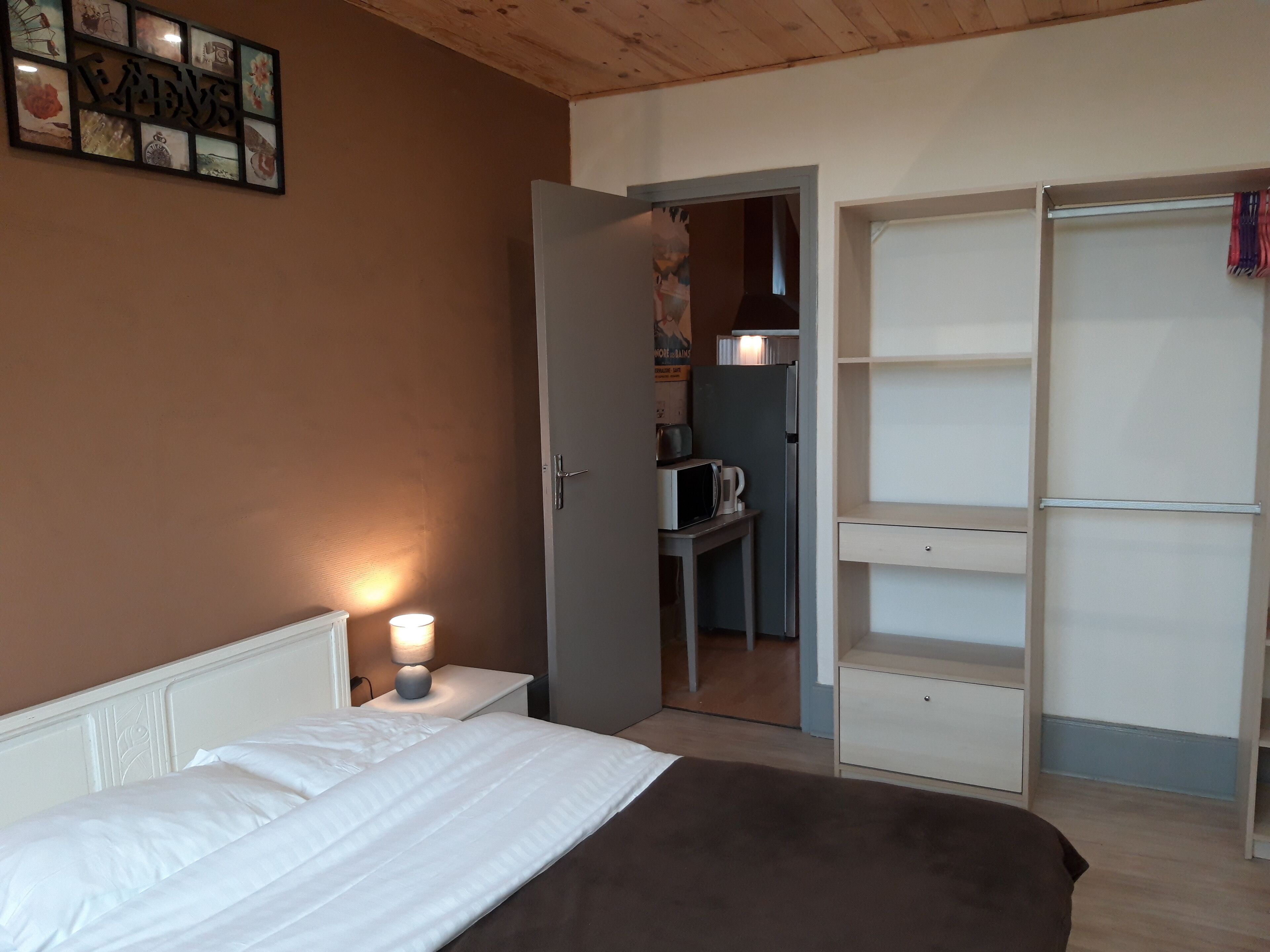 1 slaapkamer, een kluis op de kamer, een bureau, geluiddichte muren