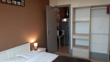 1 soverom, safe på rommet, skrivebord og lydisolert