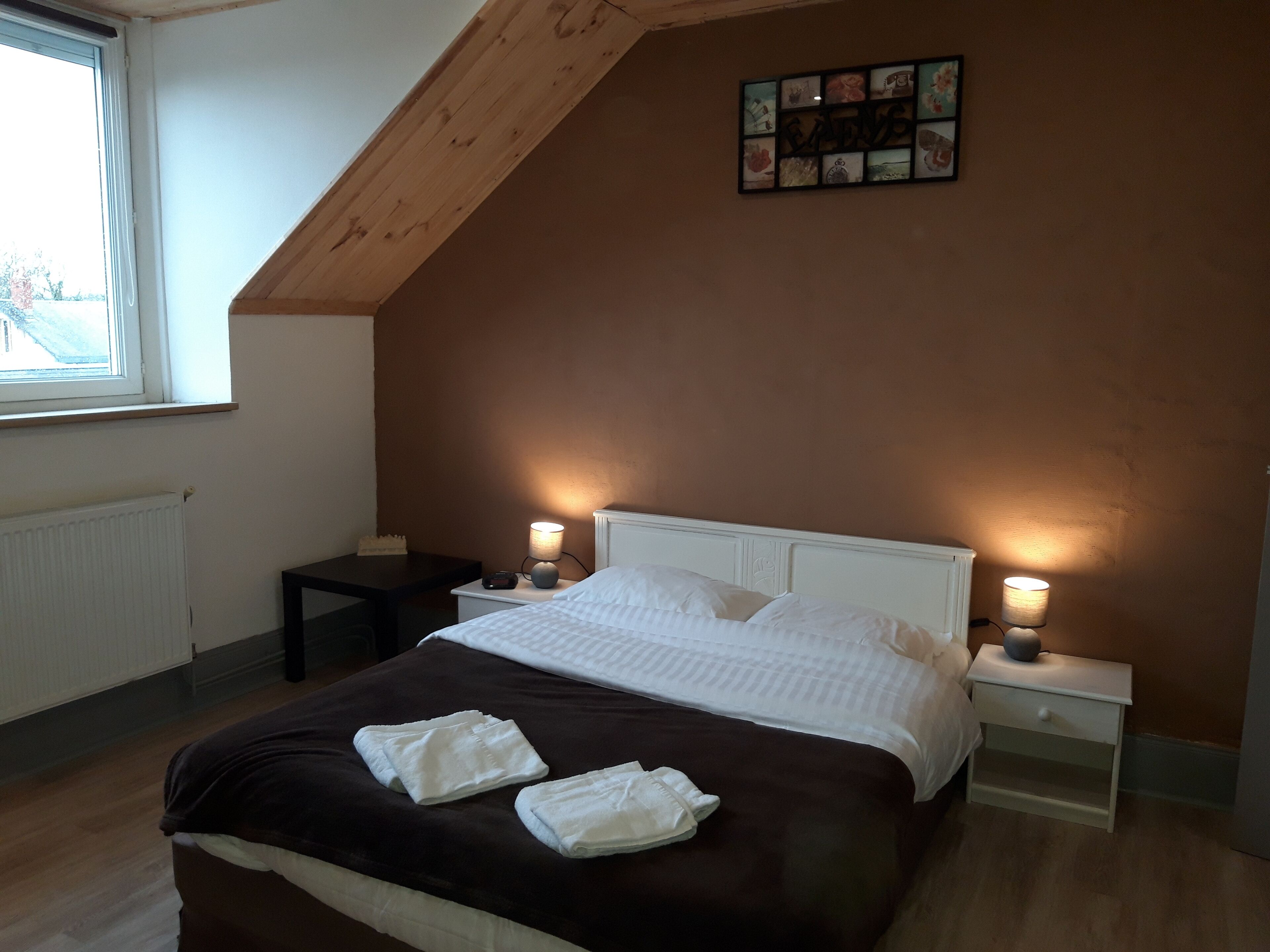 1 slaapkamer, een kluis op de kamer, een bureau, geluiddichte muren