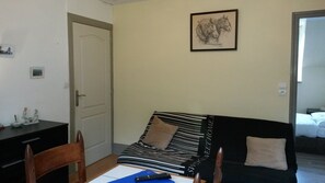 TV, table football, ping pong, books - Les Buissonnets "Mozart" Apartment 2 people in the Morvan (Saint-Honoré-Les-Bains)