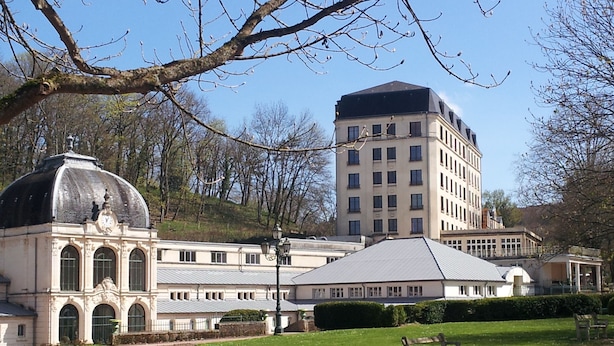 Un grand bâtiment doté d’un dôme et d’une haute tour.