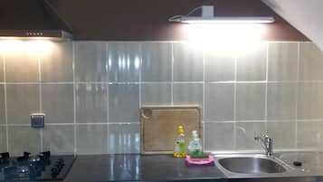 Réfrigérateur, micro-ondes, plaque de cuisson, cafetiÚre/bouilloire