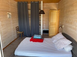 6 bedrooms, iron/ironing board, free WiFi, bed sheets - Near Soulac-sur-Mer, 6-bedroom villa with heated indoor pool, jacuzzi, and sauna (Grayan-Et-L'hôpital)