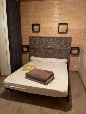 6 bedrooms, iron/ironing board, free WiFi, bed sheets