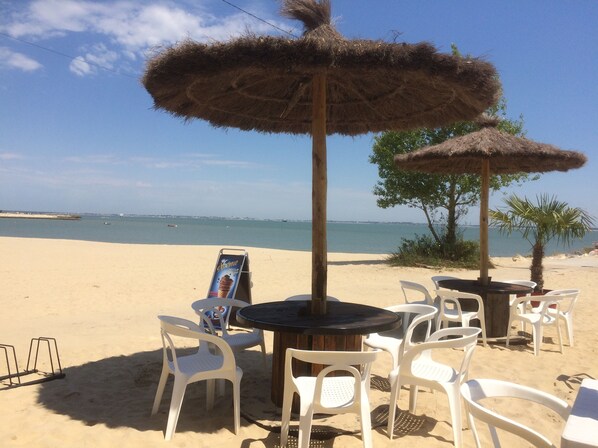 Beach nearby, sun-loungers - Near Soulac-sur-Mer, 6-bedroom villa with heated indoor pool, jacuzzi, and sauna (Grayan-Et-L'hôpital)