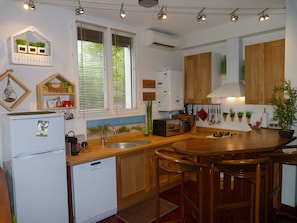 Kühlschrank, Mikrowelle, Ofen, Herdplatte