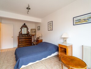 1 bedroom - "Downtown Arcachon - T2 Apt w/ Balcony, Parking, Steps to Beach, Shops & Train" (Arcachon)