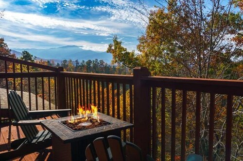 AMAZING VIEWS - OVER THE TOP AMENITIES - LUXURY PENTHOUSE SUITE - GOLF COURSE!