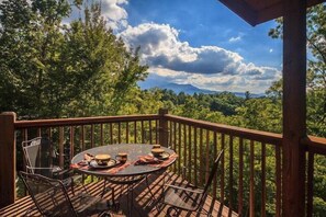 Outdoor dining - AMAZING VIEWS - OVER THE TOP AMENITIES - LUXURY PENTHOUSE SUITE - GOLF COURSE! (Gatlinburg)