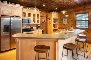 Fridge, microwave, oven, stovetop - Amazing Luxury Getaway ~ 100 Feet on the Toccoa River ~ Hot Tub ~ Great Fishing (BLUE RIDGE)