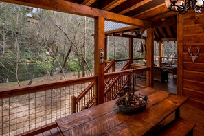 Outdoor dining - Amazing Luxury Getaway ~ 100 Feet on the Toccoa River ~ Hot Tub ~ Great Fishing (BLUE RIDGE)