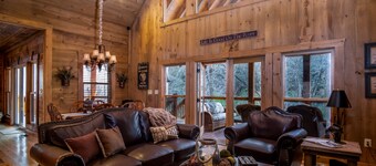 Amazing Luxury Getaway ~ 100 Feet on the Toccoa River ~ Hot Tub ~ Great Fishing