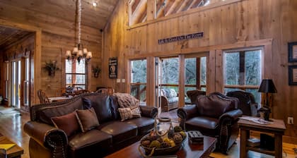 Amazing Luxury Getaway ~ 100 Feet on the Toccoa River ~ Hot Tub ~ Great Fishing