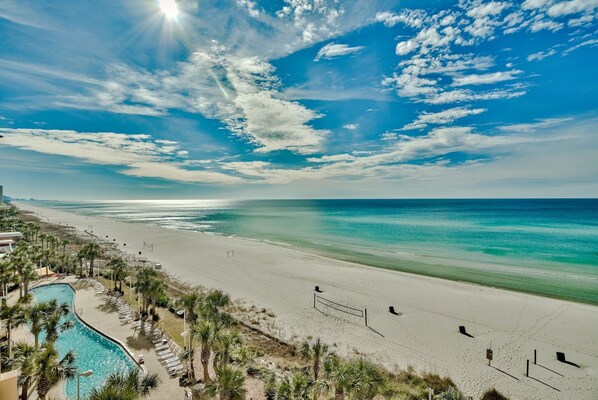 Rannalla, aurinkotuoleja