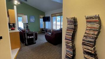 TV connectée, lecteur de DVD, livres, vidéothÚque