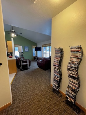 Smart-TV, DVD-Player, Bücher, Videothek