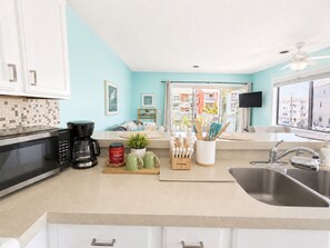 Fridge, microwave, oven, stovetop - 🏖️  Shoreline Hideaway . Pool . Steps to Beach . Sleeps 4 (Carolina Beach)