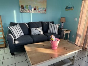 Una Smart TV, un reproductor de DVD, una videoteca