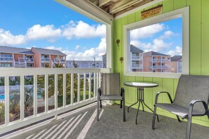 Property grounds - Renovated, 1 BR 1.5 Bath Condo steps from the Ocean (Carolina Beach)