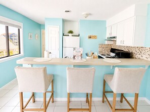 Fridge, microwave, oven, stovetop - 🏖️  Shoreline Hideaway . Pool . Steps to Beach . Sleeps 4 (Carolina Beach)