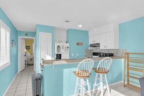 Fridge, microwave, oven, stovetop - 🏖️  Shoreline Hideaway . Pool . Steps to Beach . Sleeps 4 (Carolina Beach)