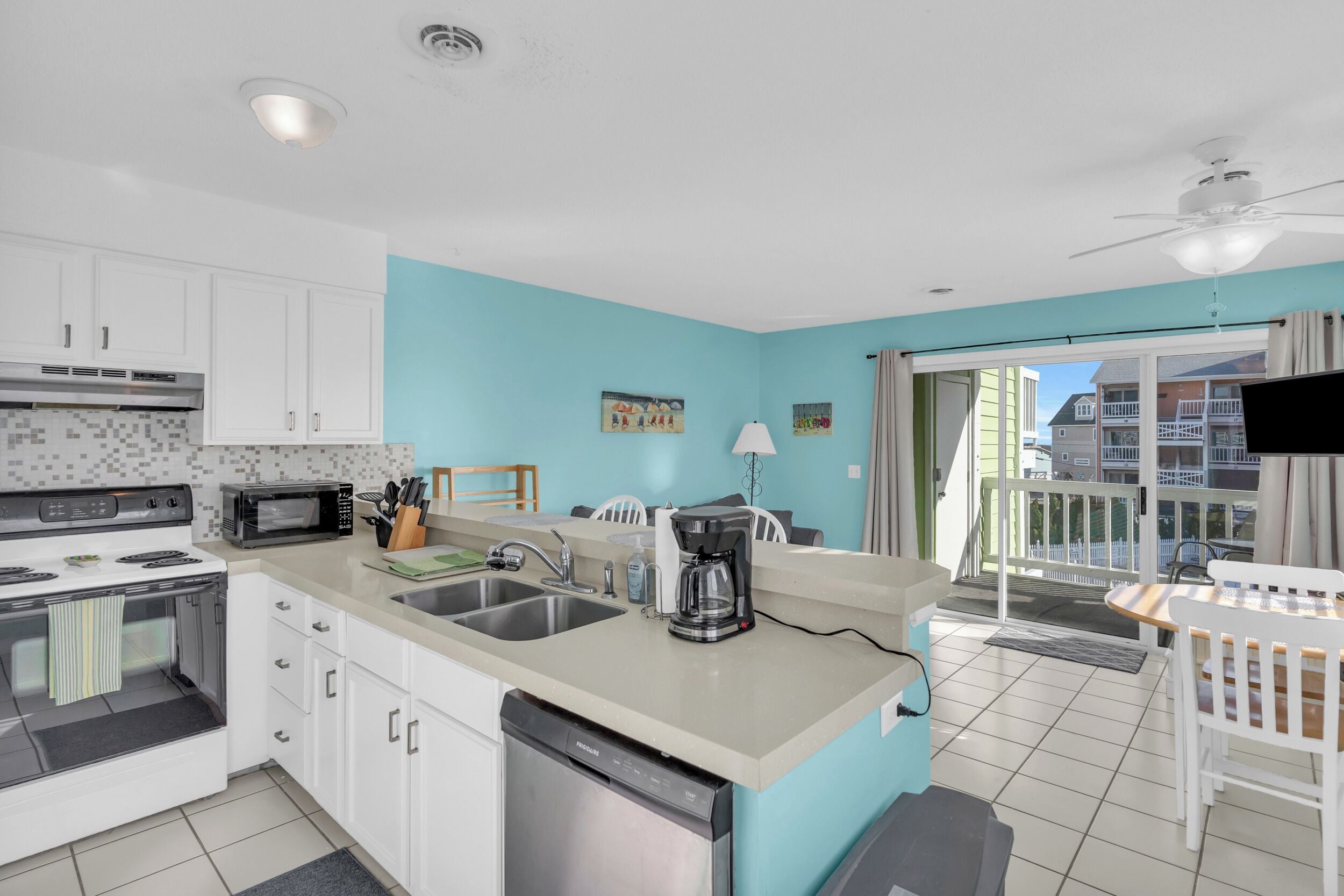 Réfrigérateur, four à micro-ondes, un four, surface de cuisson