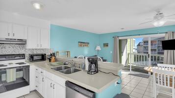 Réfrigérateur, four à micro-ondes, un four, surface de cuisson