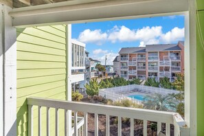 Property grounds - Renovated, 1 BR 1.5 Bath Condo steps from the Ocean (Carolina Beach)