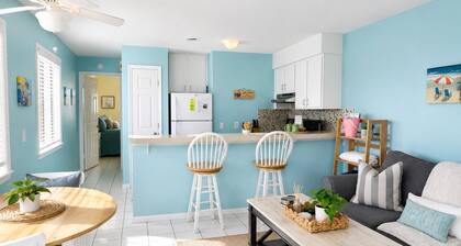 🏖️ Shoreline Hideaway . Pool . Steps to Beach . Sleeps 4