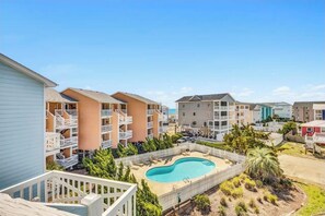 Pool - 🏖️  Shoreline Hideaway . Pool . Steps to Beach . Sleeps 4 (Carolina Beach)