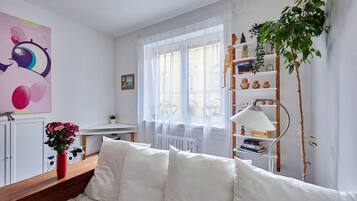 1 habitación, escritorio, tabla de planchar con plancha y cuna de viaje