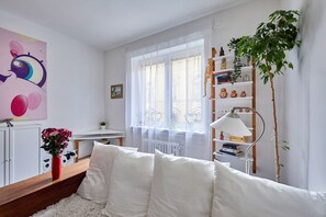 1 chambre, bureau, fer et planche à repasser, lit parapluie