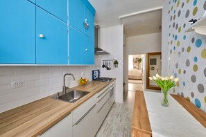 Réfrigérateur, micro-ondes, four, cafetière/bouilloire