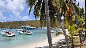 Aan het strand, ligstoelen aan het strand, strandlakens