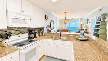 Geladeira, micro-ondas, fogão, cooktop