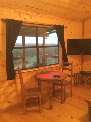 Dining - New lower rates. Great reviews   Elevated deck, Pet friendly, Romantic scenic (Fredericksburg)