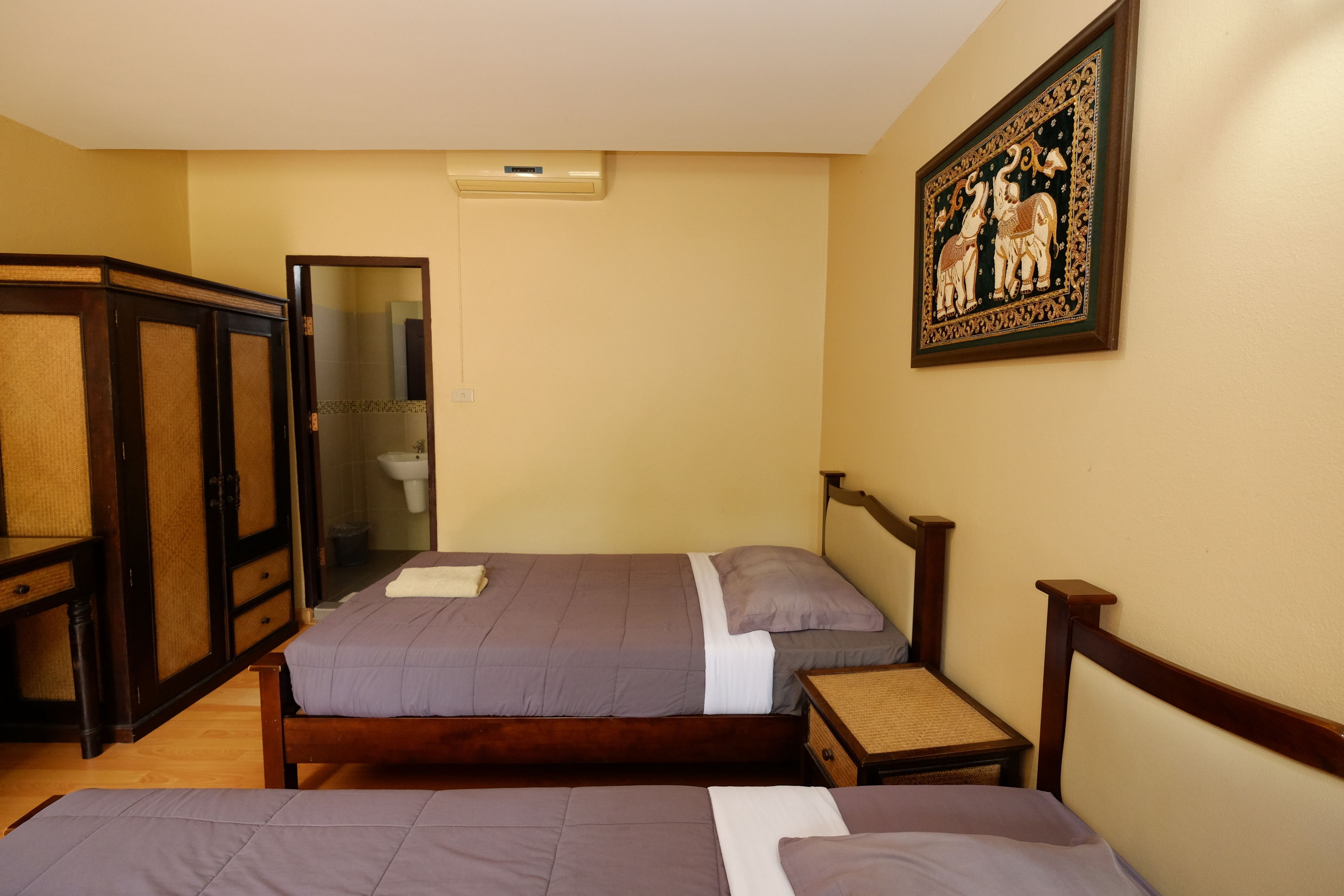 standard twin room | desk, free wifi, bed sheets