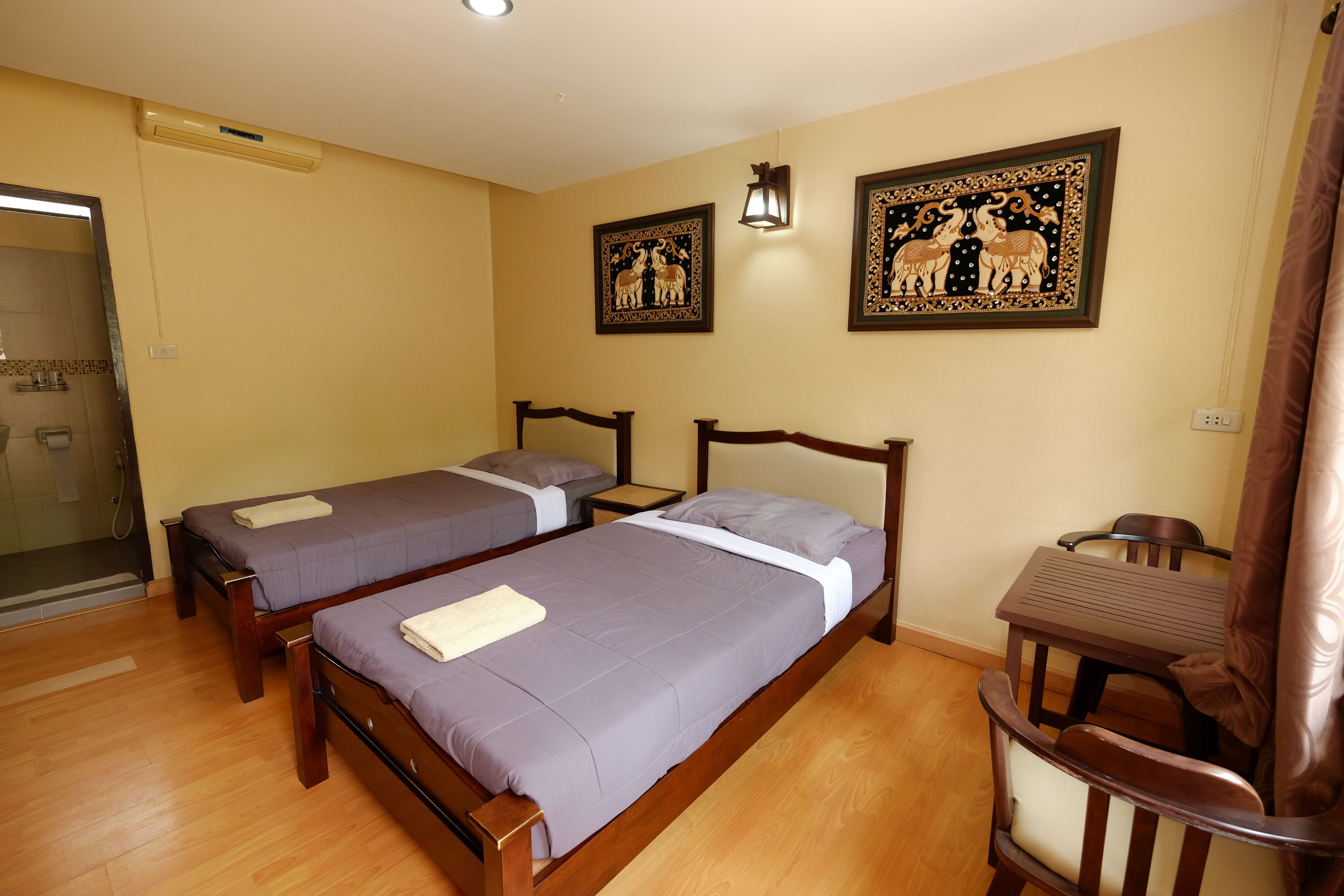 standard twin room | desk, free wifi, bed sheets