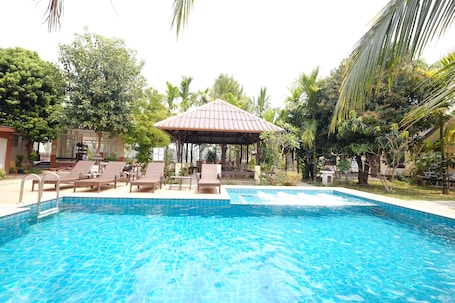 室外游泳池,日光浴躺椅