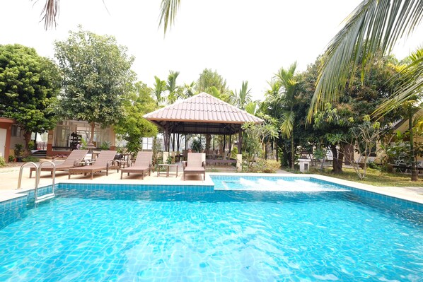 Piscine extérieure, chaises longues