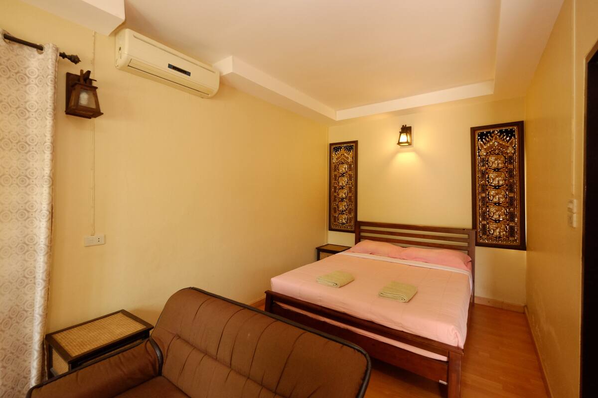 standard double room | desk, free wifi, bed sheets