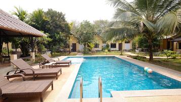 Piscina externa, espreguiçadeiras