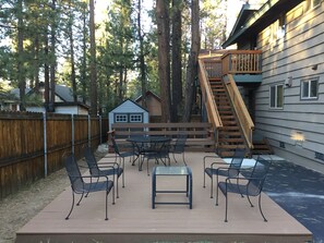 Outdoor dining - Walking distance to Snow Summit Resort. (Big Bear Lake)
