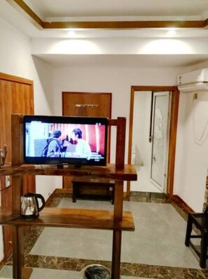 Escritorio, cortinas blackout y wifi gratis